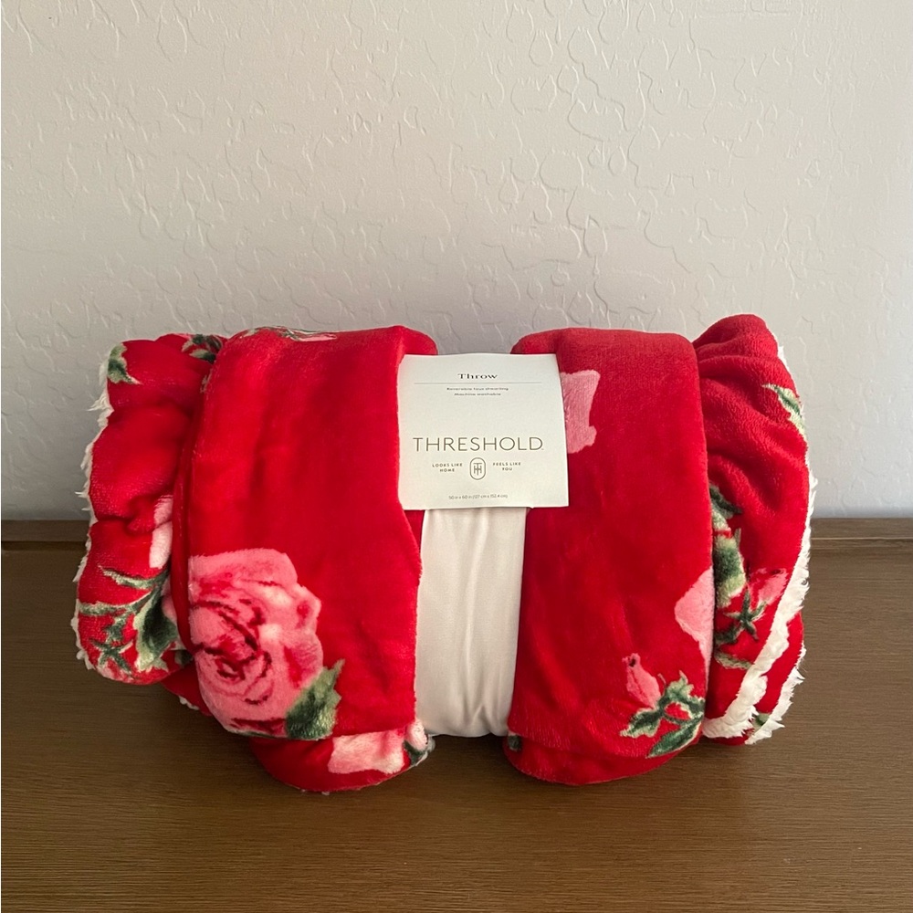Rose Printed Plush Throw w/Faux Shearling Reverse & Ruffled Trim Red - Threshold - Picture 7 of 9